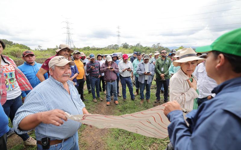 Establecen sistema hidrológico Keyline en parcela de la ENCA