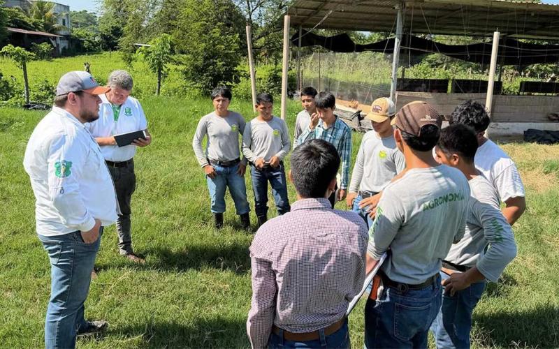 Supervisión académica fortalece formación de futuros profesionales agrícolas