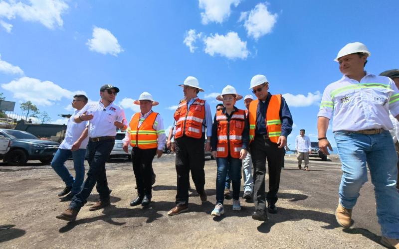 Presidente Arévalo y Zea supervisan planta de asfalto y rehabilitación de la Ruta Interamericana en Occidente