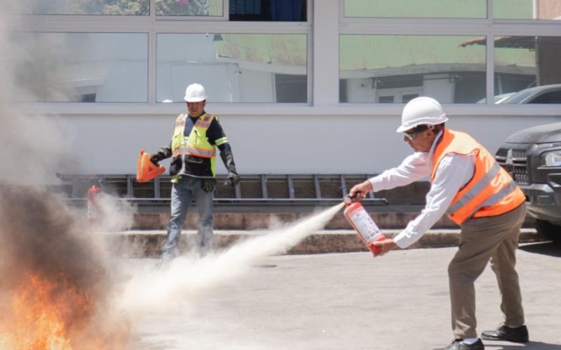 Brigada de Respuesta de la UCEE recibe capacitación para el uso adecuado de extintores