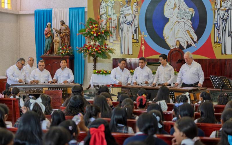 Estudiantes descubren el valor de la marimba en concierto didáctico
