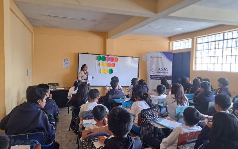 Casa de Desarrollo Cultural de Totonicapán imparte charla sobre la astronomía maya. 