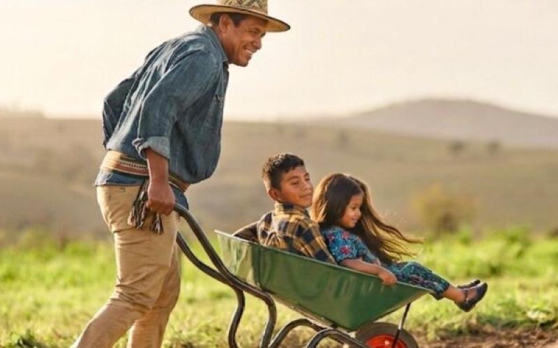 Padres que siembran esfuerzo, cosechan futuro