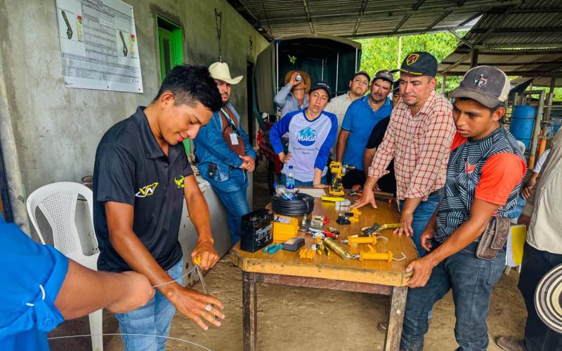 Ganaderos aprenden instalación y manejo de cercas eléctricas