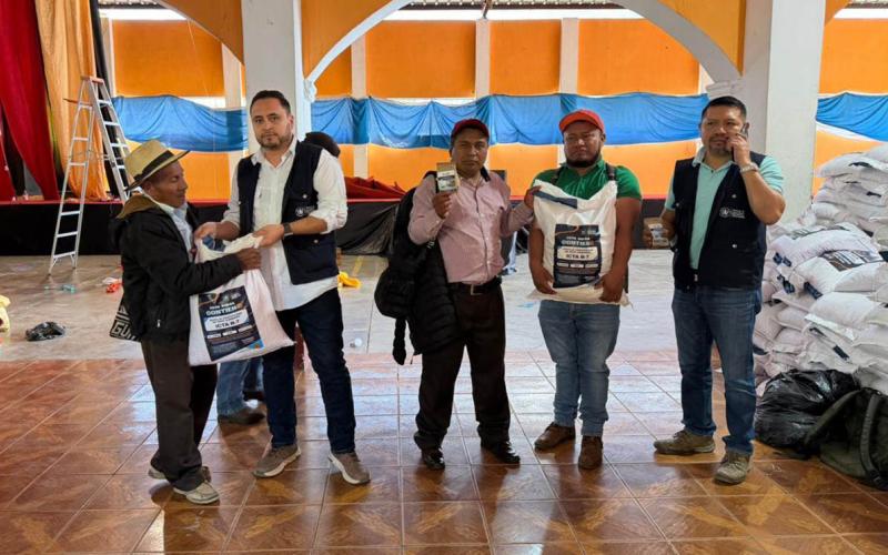 Entregan insumos para la producción de alimentos en Quiché y Alta Verapaz