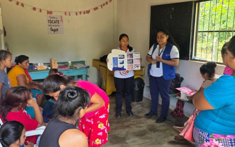Fortalecer las capacidades del personal de salud es clave para brindar una atención oportuna y de calidad a la población. El equipo técnico realizó una supervisión al Equipo Básico de Salud de Territorio Nuevo Amanecer, en La Libertad, Petén, acompañando y reforzando las competencias del personal para mejorar los servicios que se ofrecen a la comunidad.  En este encuentro se aprovechó para impartir un taller de actualización de  conocimientos sobre la prevención, detección temprana y abordaje del cáncer de 