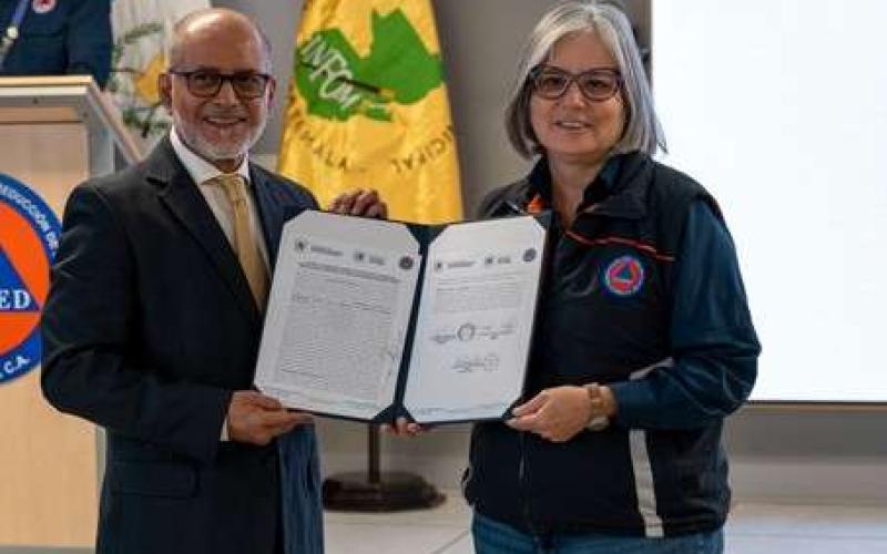 Licenciado Edgar Aníbal Hernández Navas Gerente General del Infom y Doctora Claudinne Ogaldes Secretaria Ejecutiva de CONRED