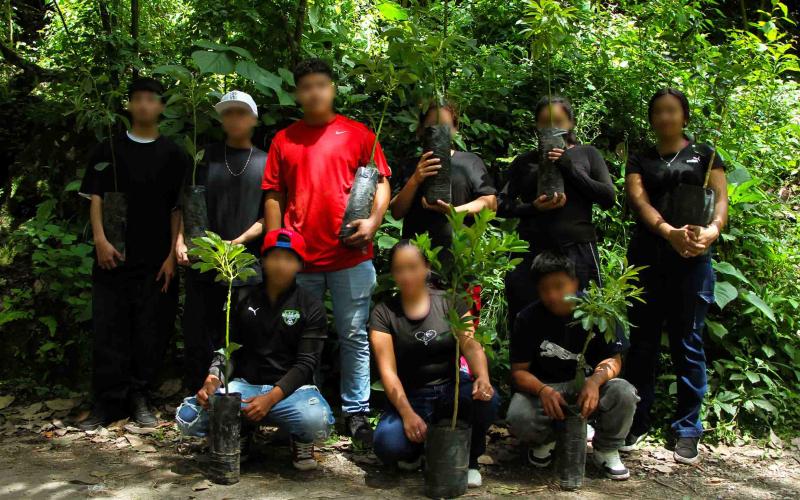 Graduandos del CEEX reforestan y conectan con la naturaleza