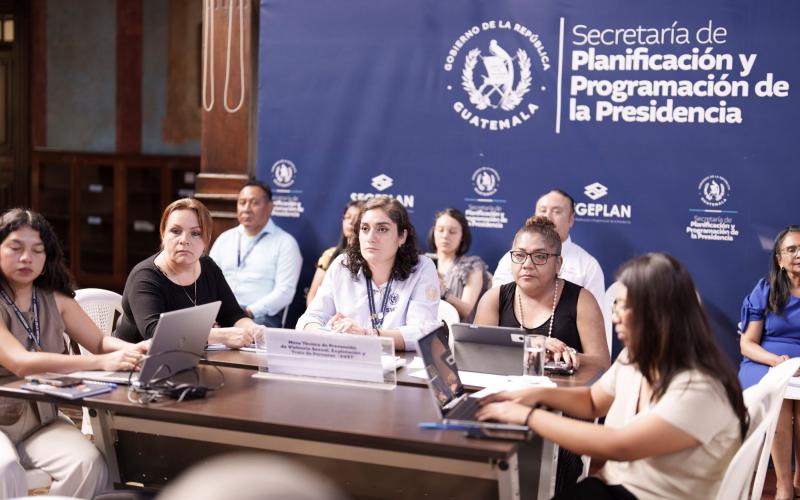 El primer taller consistió en escuchar las experiencias de los equipos que conforman las mesas técnicas del gabinete. 