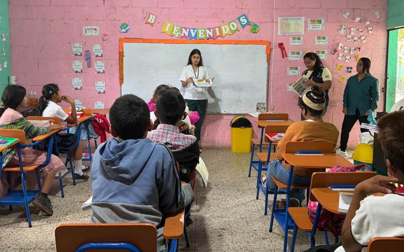 Alumnos de Jutiapa aprenden alimentación saludable y cómo crear su huerto escolar