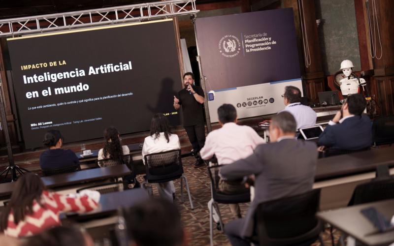 Ali Lemus, experto en inteligencia artificial, estuvo acompañado de una de sus creaciones tecnológicas: el humanoide Leonardo.
