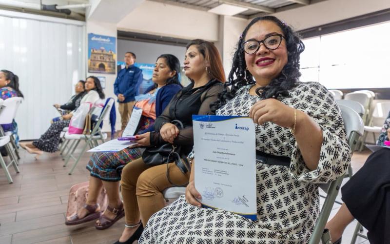 Un total de 20 participantes culminaron con éxito esta etapa formativa, completando 80 horas de aprendizaje especializado impartidas por el INTECAP.