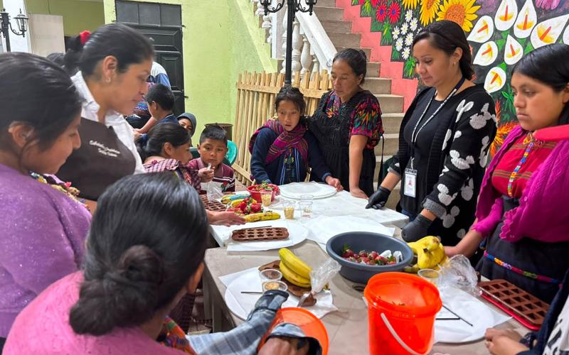 Mujeres de Cajolá aprenden a elaborar dulces para fortalecer la economía familiar