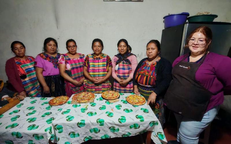 Capacitan a familias rurales en la elaboración de pizza artesanal con hongos ostra