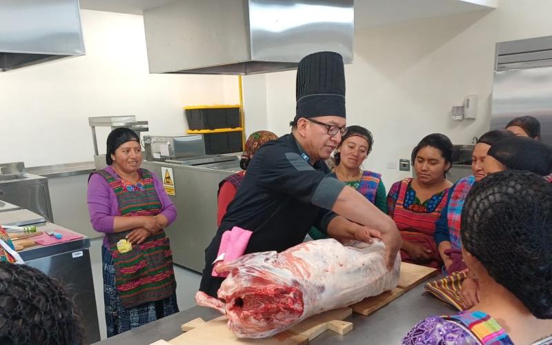 Productoras de Totonicapán aprenden a procesar carne de cordero