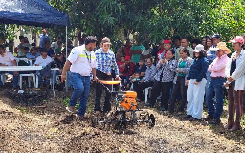 Productores de Guastatoya capacitados en el uso de implementos agrícolas