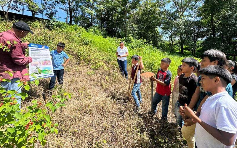 Capacitan a jóvenes de Coatepeque en conservación ambiental y siembra de huertos