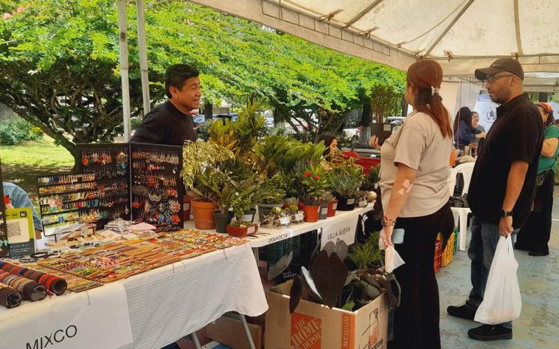 Productores y consumidores destacan beneficios de la Feria del Agricultor