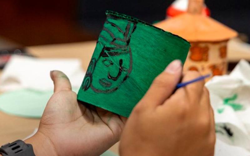 MUNAE impulsa el aprendizaje del patrimonio con taller de recreación de vasos prehispánicos. 