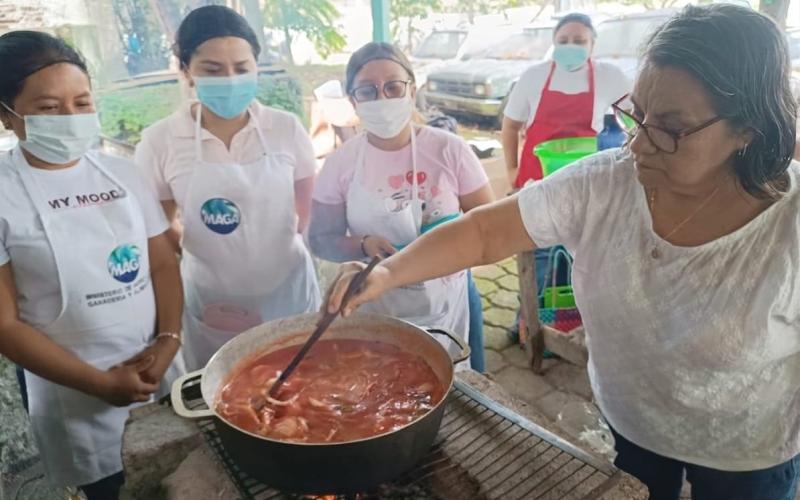 Educadoras de Retalhuleu aprenden técnicas de almacenamiento y procesamiento de alimentos