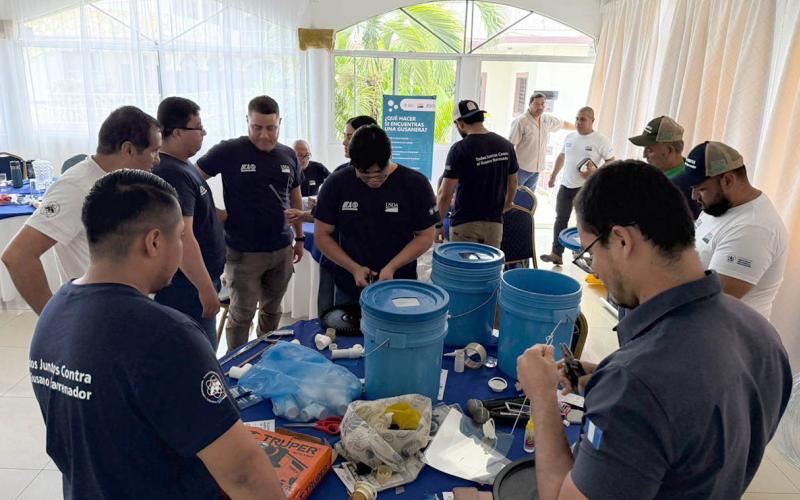 Implementan trampas para moscas como medida preventiva al Gusano Barrenador