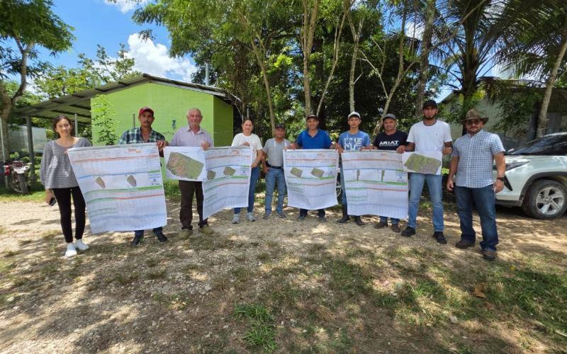 Entregan primeros planes de finca basados en modelo de ganadería sostenible