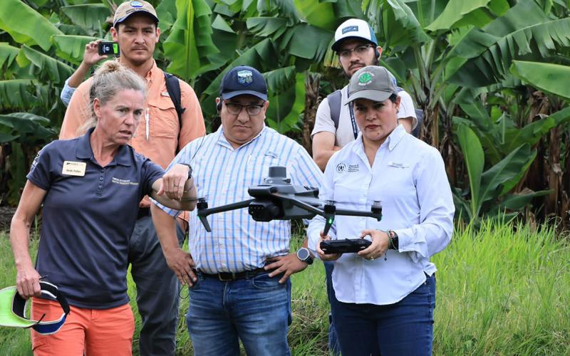 Expertas estadounidenses capacitan a técnicos en uso de drones y análisis de imágenes