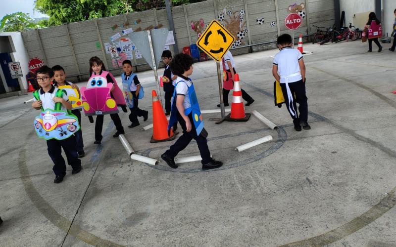 Estudiantes aprenden más sobre prevención con el Parque Vial y charlas educativas