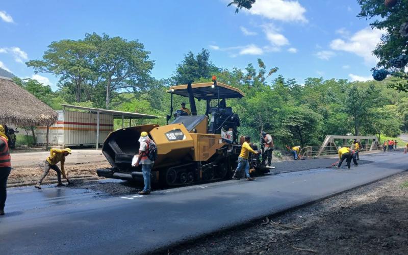 Pavimento más resistente: avanzan mejoras en la CA-9 Norte en Gualán 
