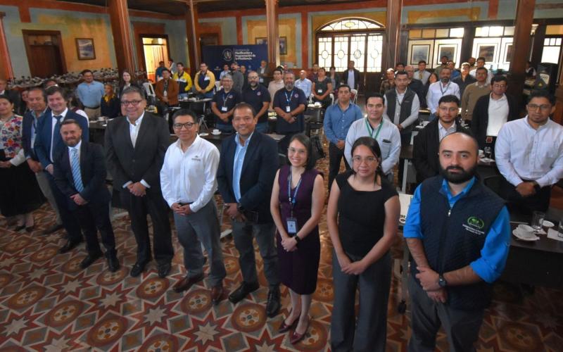 Instituciones públicas, universidades y municipalidades participaron en un taller.