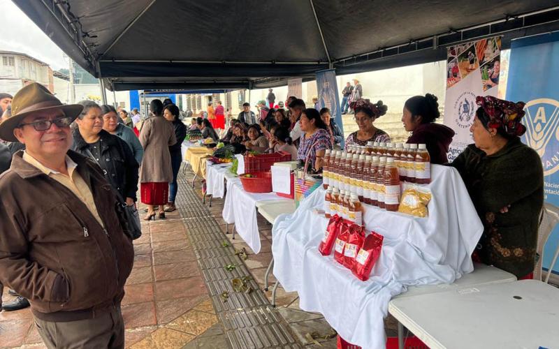 Productores de Nebaj acercan sus productos a los consumidores en Feria del Agricultor