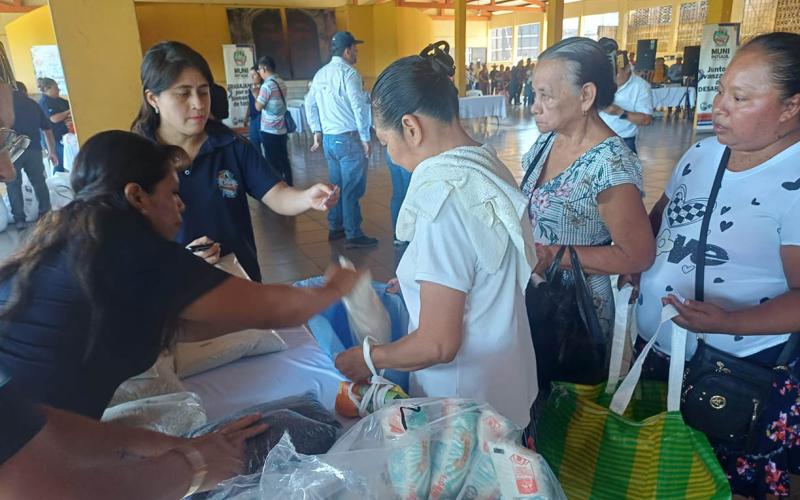 Familias de Patulul reciben alimentos que fortalecen su seguridad alimentaria
