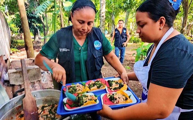 Familias de Santa Lucía Cotzumalguapa aprenden a transformar los alimentos