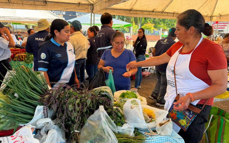 En Villa Canales la Feria del Agricultor acerca productos frescos y oportunidades para productores