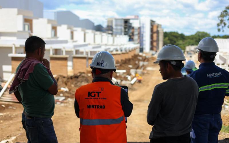 El Ministerio de Trabajo y Previsión Social (Mintrab) realizó inspección laboral en el proyecto de construcción Paseo del Bosque ubicado en Finca La Joya del Río, Km. 24.5, Carretera a El Salvador.