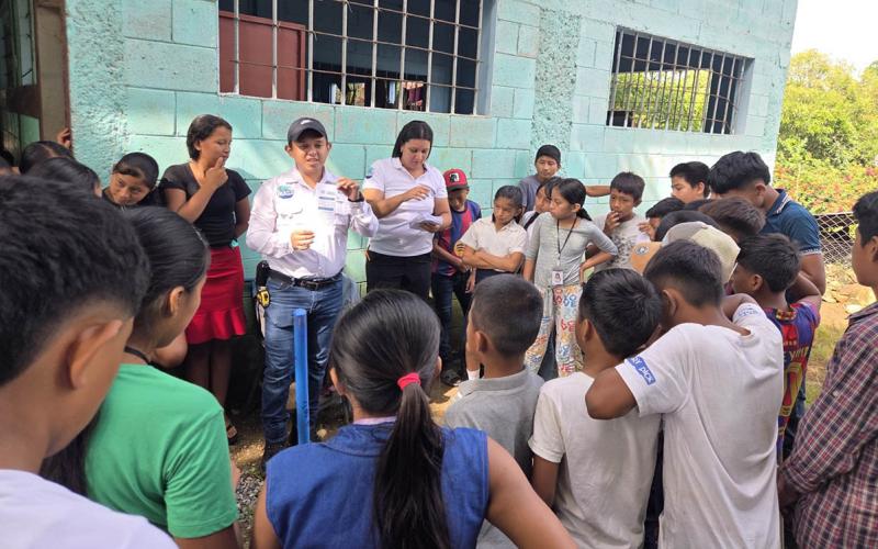 Alumnos aprenden agricultura por medio del huerto escolar pedagógico