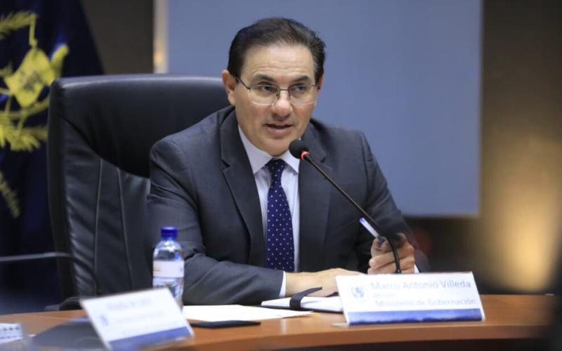 Gobernadores de cuatro departamentos participaron en un encuentro para fortalecer la coordinación interinstitucional en materia de seguridad, prevención del delito y desarrollo comunitario. La reunión fue encabezada por autoridades del Ministerio de Gobernación (Mingob) y de la Policía Nacional Civil (PNC), quienes impulsan acciones conjuntas para atender las principales necesidades de la población.  Durante la jornada, las autoridades analizaron los principales desafíos que enfrentan los cuatro departament