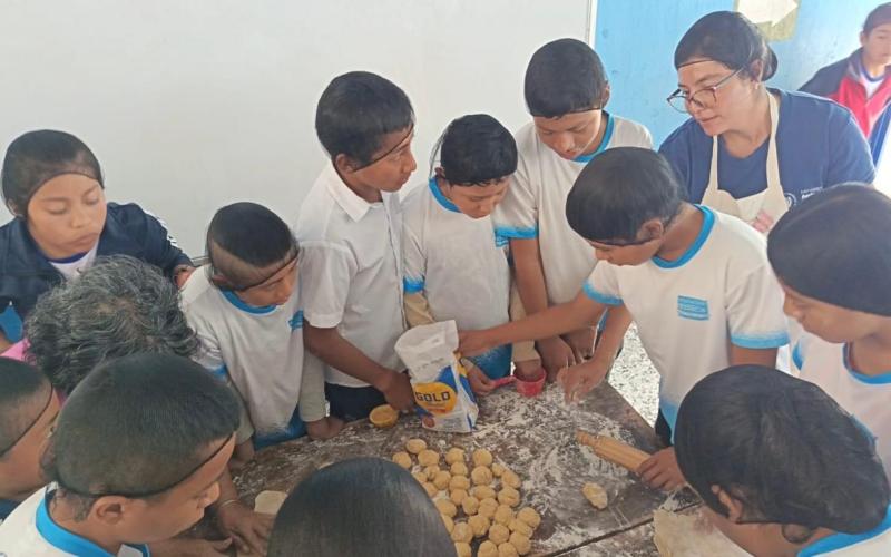 Jóvenes de Jalapa aprenden a elaborar hojuelas para iniciar emprendimientos