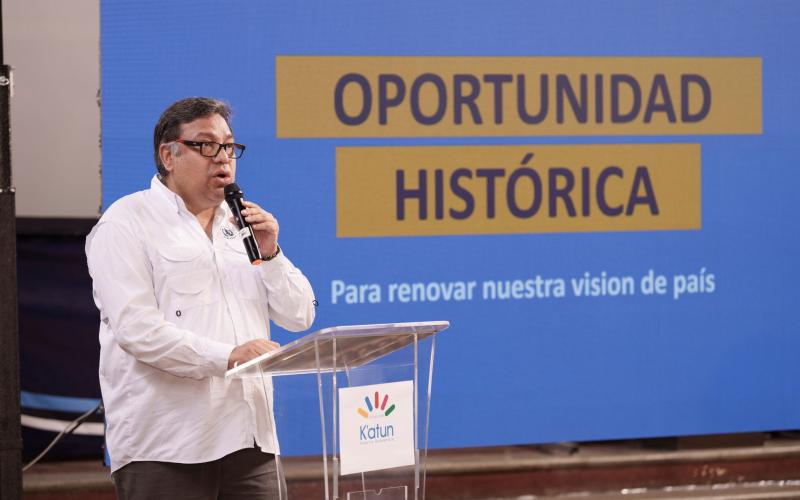 El titular de SEGEPLAN, Carlos Mendoza, informa a la prensa sobre el proceso de actualización del Plan K'atun