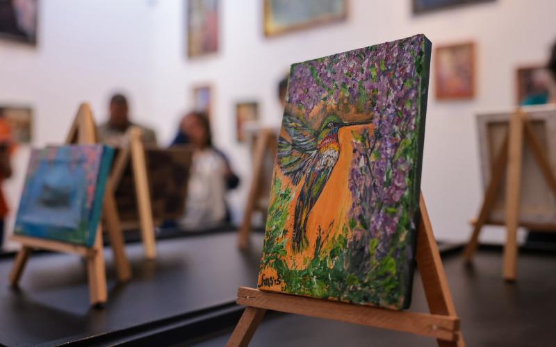MUGA presenta propuesta cultural doble con litografías y acrílicos