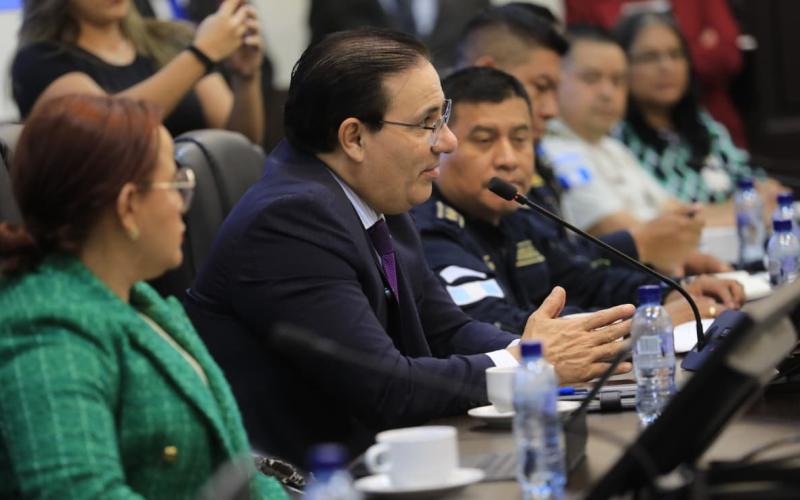 Mingob establece diálogo con universitarios participantes del Moot Legislativo