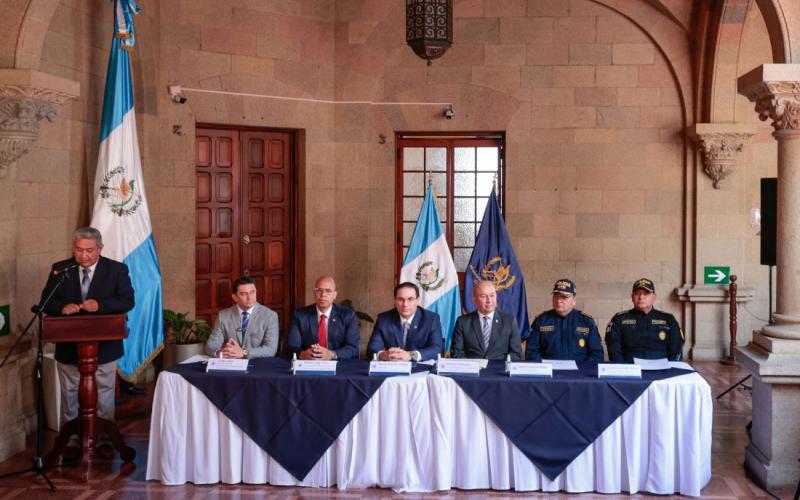 Ministro de Gobernación, Marco Antonio Villeda, sus viceministros y director PNC