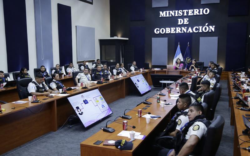 Personal de distintas comisarías y unidades de la Policía Nacional Civil (PNC) participó en una jornada de capacitación orientada a fortalecer la atención y la búsqueda inmediata de mujeres desaparecidas, conforme a los mecanismos establecidos por la ley. La actividad se realizó en el Salón Mayor del Ministerio de Gobernación (Mingob) y fue organizada por la Unidad de Género de esta cartera.  Durante la capacitación se abordó el funcionamiento de la Alerta Isabel-Claudina y el Protocolo de Actuación Policia