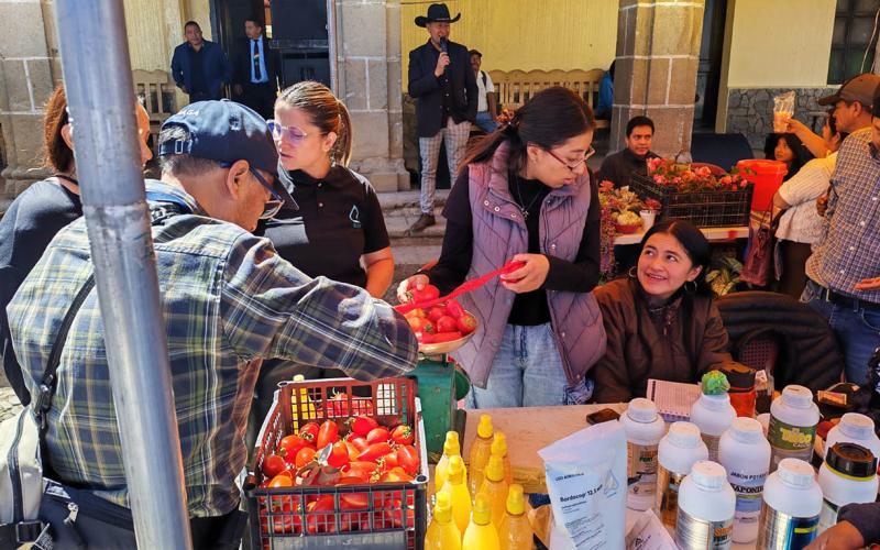 Productores promueven el comercio local en la Feria del Emprendimiento “Yo soy Tejutla”