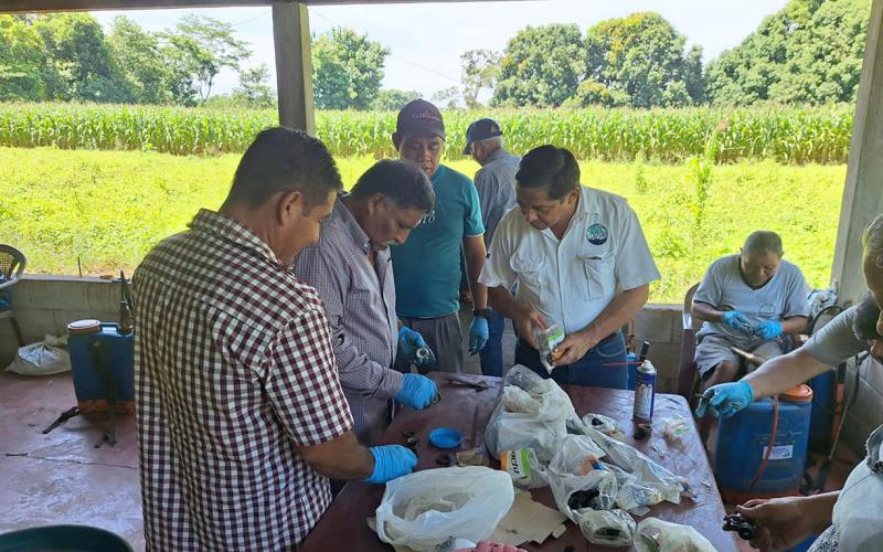 Reparación de aspersoras fortalece las labores agrícolas en Retalhuleu