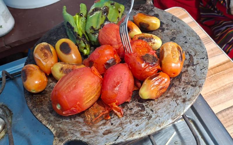 Aprovechan cosechas para preparar platillos nutritivos