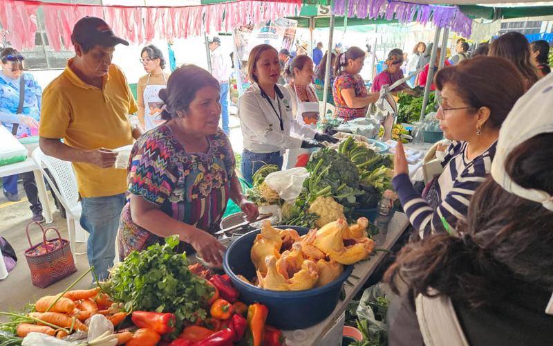 Quetzaltecos se abastecen con productos frescos y baratos en la Feria del Agricultor