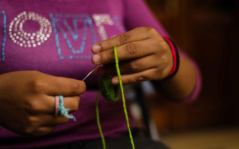 Con lana y gran habilidad, adolescentes tejen sus sueños