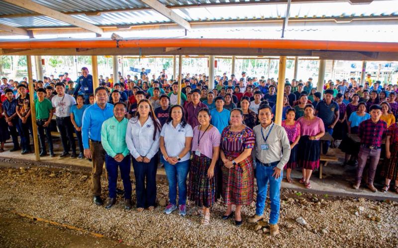 La ministra de Trabajo y Previsión Social, Miriam Roquel, visitó el Instituto Indígena para el Desarrollo Rural Integral.