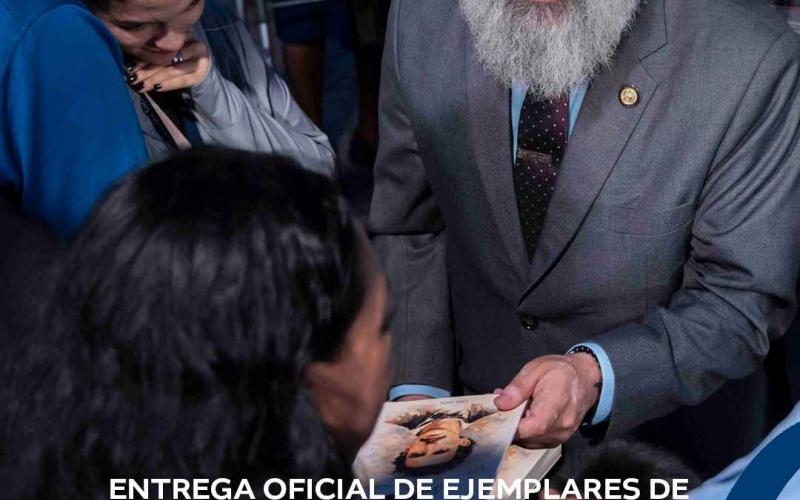 Entrega oficial de 300 ejemplares de la obra del poeta chiquimulteco Ismael Cerna